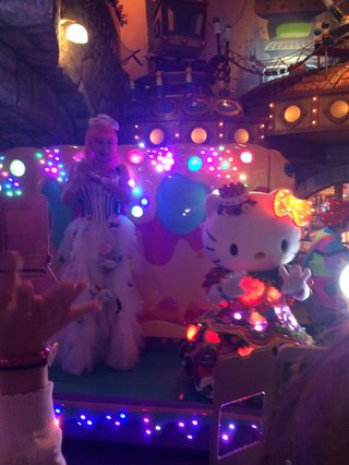 小林幸子　史上初、サンリオキャラ以外でパレード　ピンク髪で“降臨”