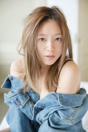 元AAA･伊藤千晃､ﾏﾀﾆﾃｨﾌｫﾄ満載の写真集刊行｡表紙はｽｯﾋﾟﾝ写真