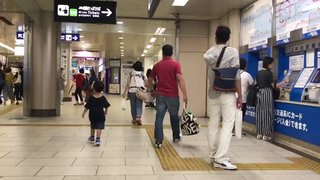 京都駅で妻に暴力を振るう夫、動画あり！