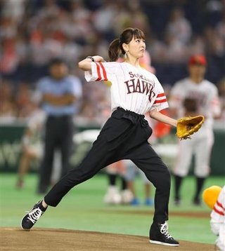 桐谷美玲さん、始球式で鶏ガラボディ晒す