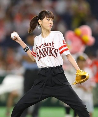 桐谷美玲さん、始球式で鶏ガラボディ晒す