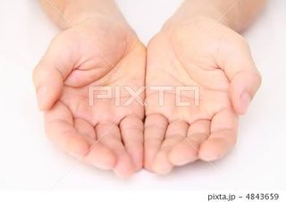 おつりを両手で渡す気持ち悪いレジ男