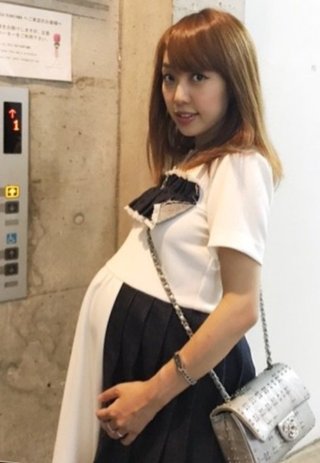 きれいなまん丸！川崎希、妊娠10か月のおなか披露で反響