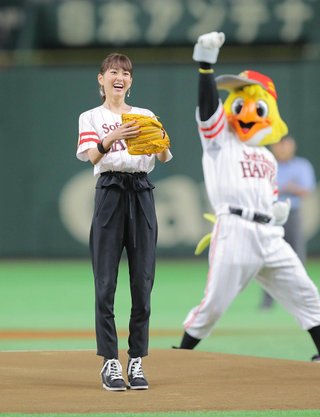 桐谷美玲さん、始球式で鶏ガラボディ晒す