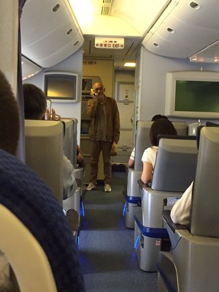 ANA遅延便で松山千春が歌い出す