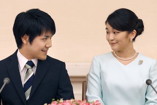 眞子さまご婚約内定、海外では「なぜ皇籍離脱？」と「おとぎ話の恋愛」 