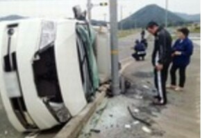 赤信号で侵入の母子の乗用車パトカーと衝突し死亡、県に１３５０万円－神戸地裁   