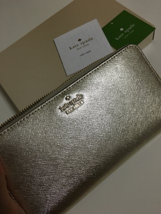 皆さんの財布見せてください。