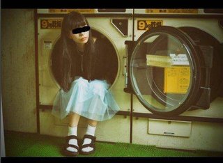 インスタ映え…コインランドリーの洗濯機にお尻を入れて自撮りする女子
