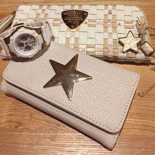 皆さんの財布見せてください。