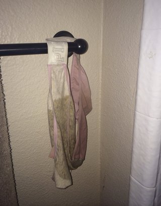 駅のトイレ、荷物かけに何でこんなものがかかってるの(# ﾟДﾟ)？
