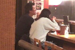 小泉今日子と豊原功補、喫茶店から自宅へ堂々のデート姿