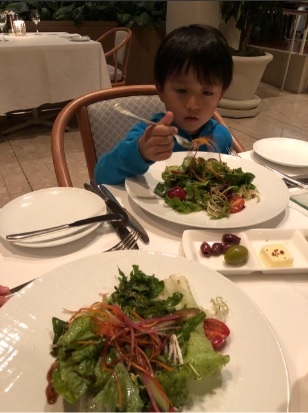 市川海老蔵と小林麻耶、ハワイ旅行を満喫も”子どもたちへの対応”に大ブーイング