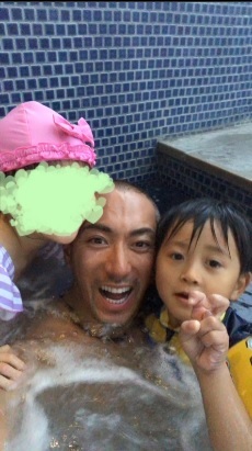 市川海老蔵と小林麻耶、ハワイ旅行を満喫も”子どもたちへの対応”に大ブーイング