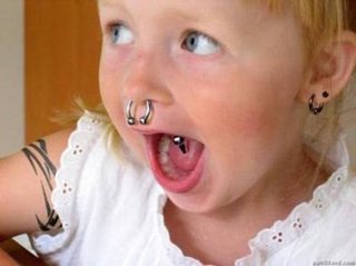 赤ちゃんや子どもにtattooを彫っている