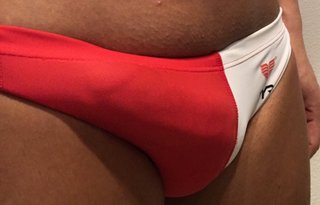 スイミングコーチの水着姿って目の保養になりますか？