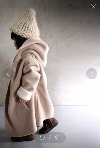 1歳くらいの子にこんなブカブカなコート…