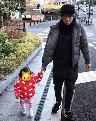 ロンブー淳　「すげぇ寒いのに外に出たがる」愛娘とお散歩ショット