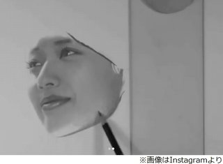 “モノクロの戸田恵梨香”写真かと思いきや…