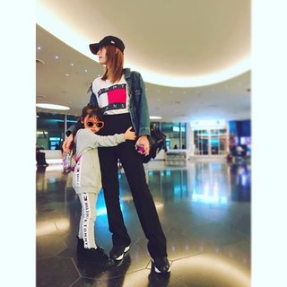 木下優樹菜、長女とのスタイル抜群な“親子写真”が話題「2人とも顔ちっちゃい」「脚長い」