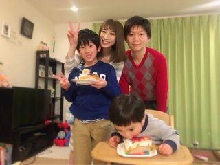 おかもとまり、夫･naoの亡くなった前妻の誕生日を家族でお祝い
