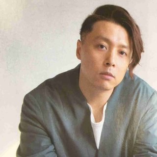 堂本剛、長髪バッサリの“アシメ”ヘアを『ひよこクラブ』で初公開！「子供いないけど買う!!」の声