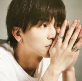 岩田剛典 主演映画の舞台挨拶 に片手をポッケに手を入れながら登場