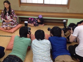 小学生アイドルの撮影会や「抱っこ会」に参加する大人の男って、どういう目的なんだろう？