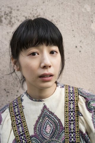 【画像】こういう東南アジアの民族衣装みたいな服を着てるママって