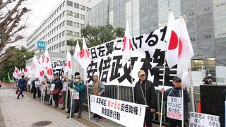 若者たちが「反日マスコミに負けるな」と安倍政権を支持するデモを決行！
