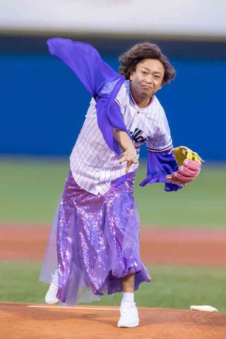 城島茂扮する「島茂子」が始球式に　いたわり相次ぐ中、「辞退すべき」との声も