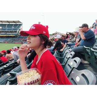 川口春奈「大谷選手に会いに来ました」フル装備でエンゼルス試合観戦