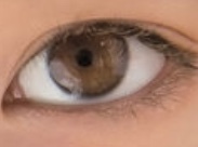 子供の黒目の中心が大きい