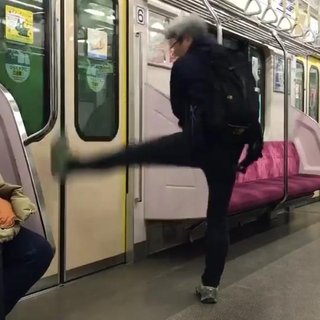 小田急線で激怒する在日韓国人お婆さん 電車内で暴言を吐き扉を蹴る