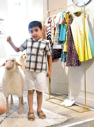 寺島しのぶ長男・眞秀くん、高級子供服ブランドでモデルデビュー