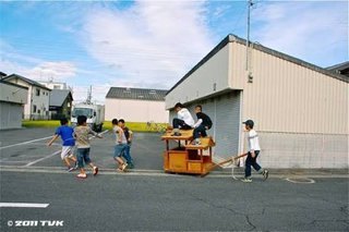 手作り遊具横転、挟まれて９歳男児死亡 父親と路上で遊び中 台車の上に木枠を設置した遊具 