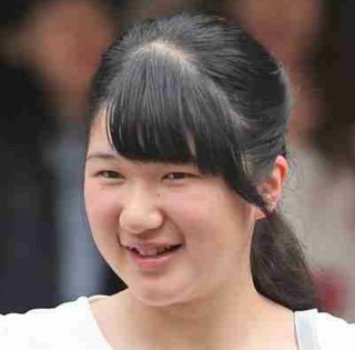 英国留学の愛子さま、飛行機はお友達とご一緒にエコノミー