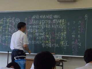 黒板の消し忘れに激怒した数学教師、上から書き始める奇行に出る