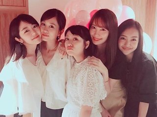 「泣いた」「最高」「エモすぎ」峯岸みなみがアップしたAKB1期生の集合ショットにファン歓喜！