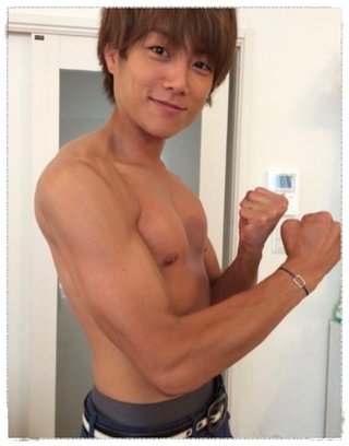 杉浦太陽の筋肉が不自然すぎる