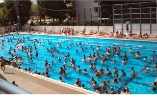 芝公園プールに来た女性「……」