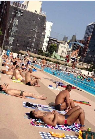 芝公園プールに来た女性「……」