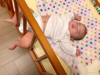 浜田ブリトニー、生後4ヶ月を迎えた娘の寝相にビックリ「とにかく元気に育ってくれた」