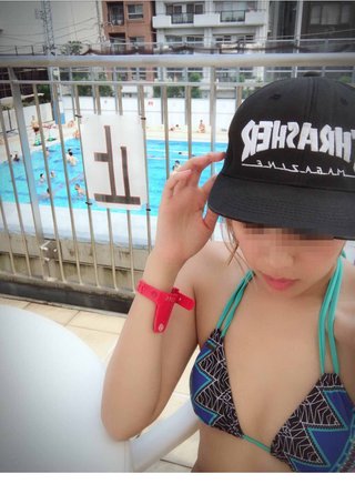 芝公園プールに来た女性「……」