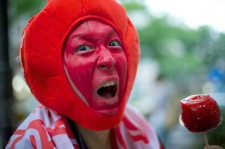 青森県弘前市のリンゴ飴マン