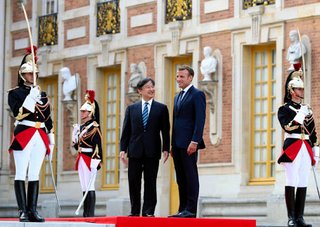 皇太子さま、仏大統領を表敬 ベルサイユ宮殿で晩さん会に出席