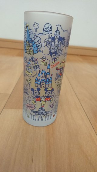 このグラスの値段はいくらですか？どこに売っていますか？