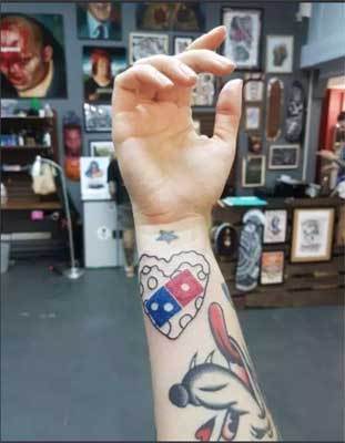 ロゴのタトゥーを彫れば商品100年分タダ！　ドミノ・ピザのとんでもキャンペーンに応募者殺到