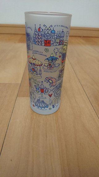 このグラスの値段はいくらですか？どこに売っていますか？