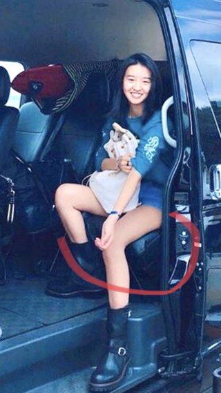 koki、足を修正の次は椅子を前に倒し撮影